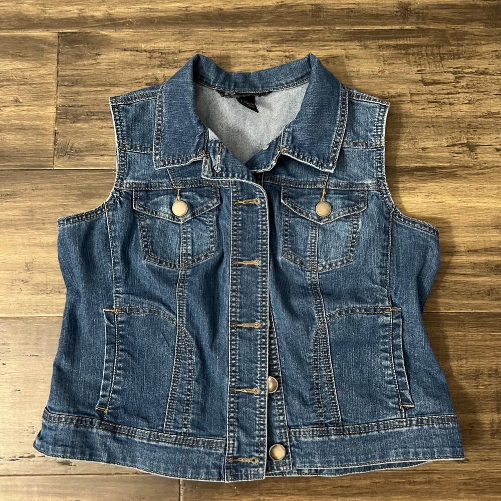 Ladies dark blue denim Baccini denim sleeveless vest w silver buttons